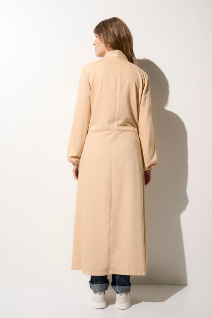 Kimono anti-UV long beige pour femme, léger et élégant, offrant une protection solaire UPF50+ pour les sorties en plein air.