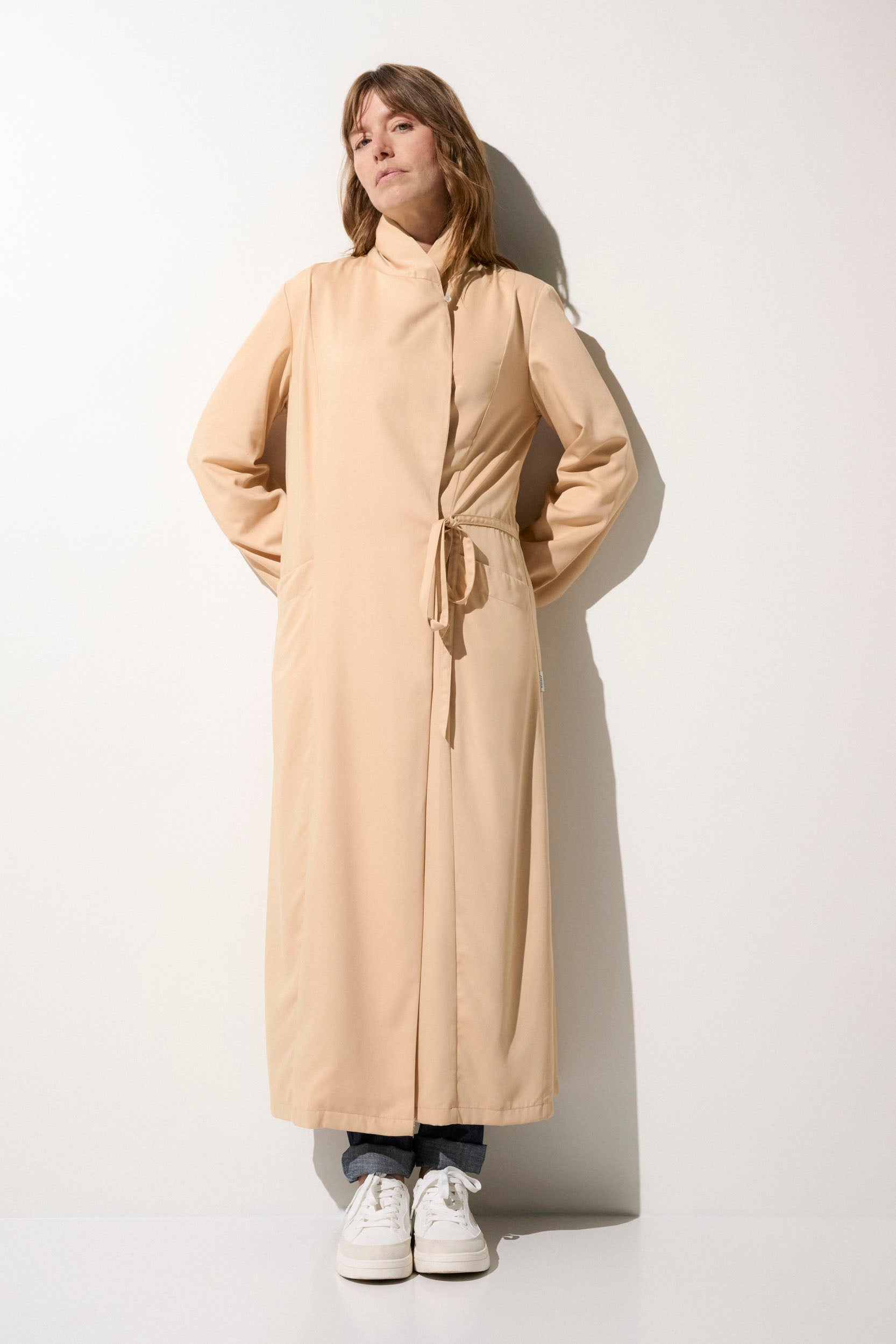 Kimono long anti-UV beige pour femme, léger et élégant, offrant une protection solaire UPF50+ pour les sorties en plein air.