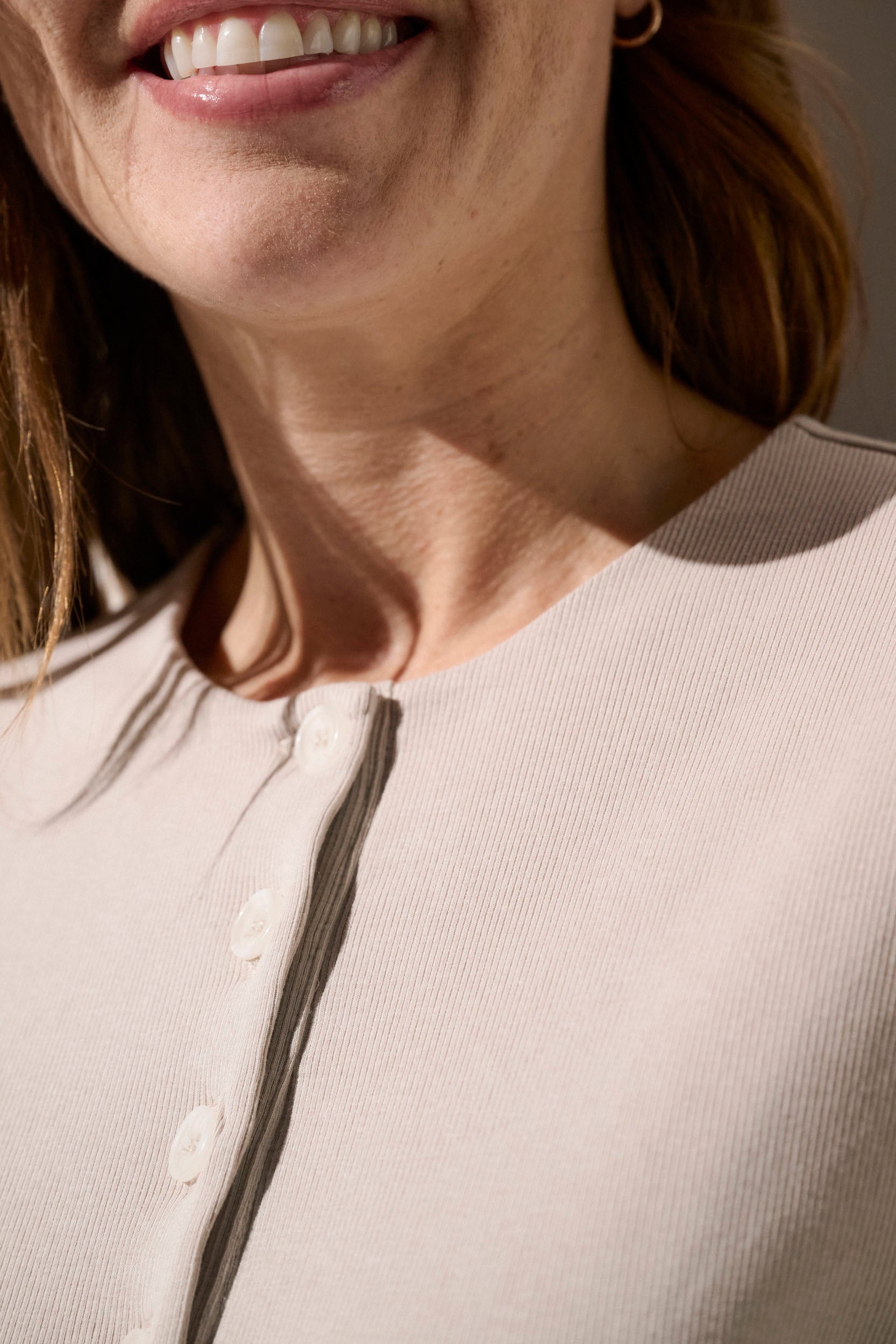 T-shirt beige anti-UV pour femme, léger et respirant, idéal pour une journée ensoleillée.