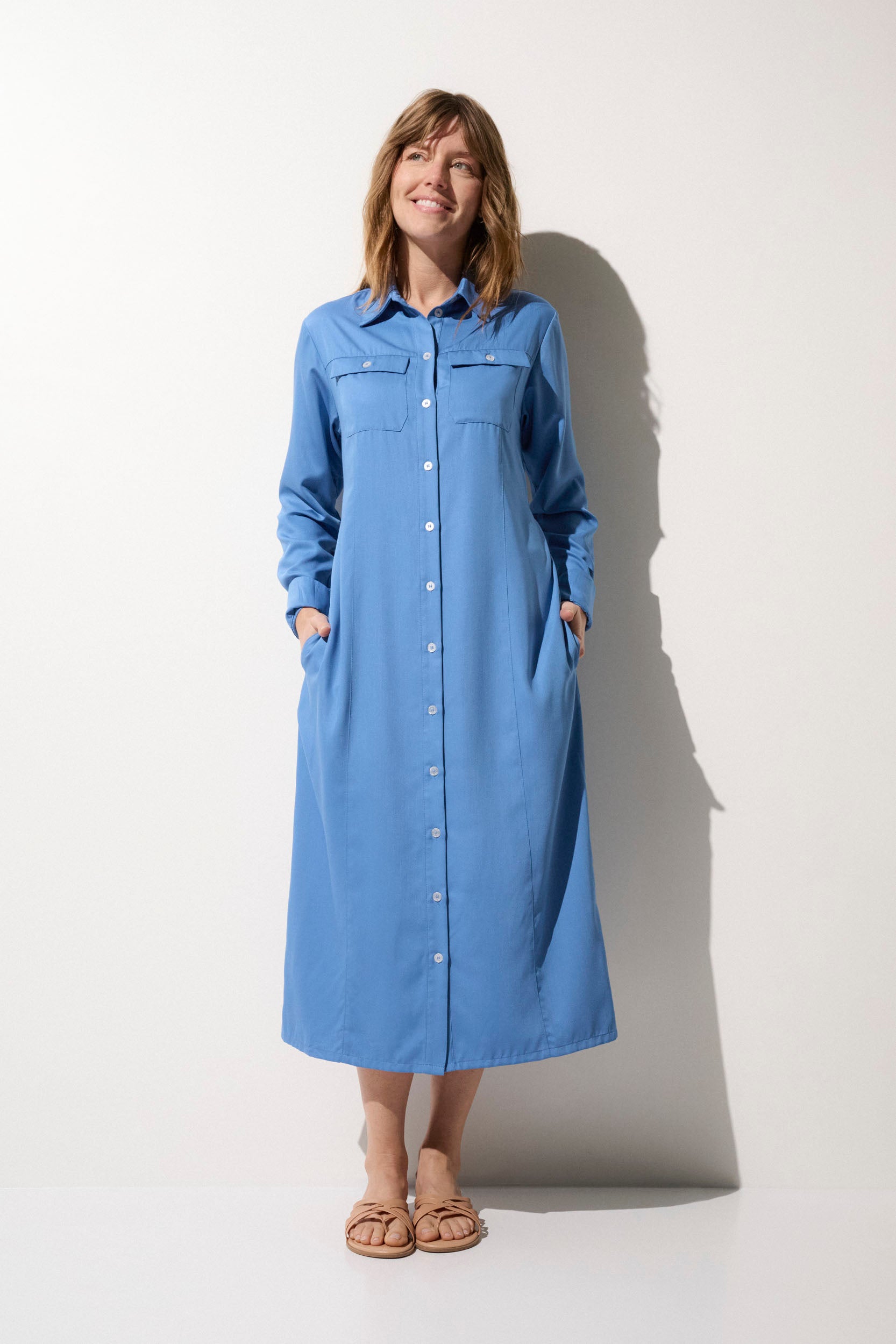 Robe-chemise anti-UV bleu, manches longues, UPF 50+, pour femme, idéale pour la plage ou un jardin ensoleillé.