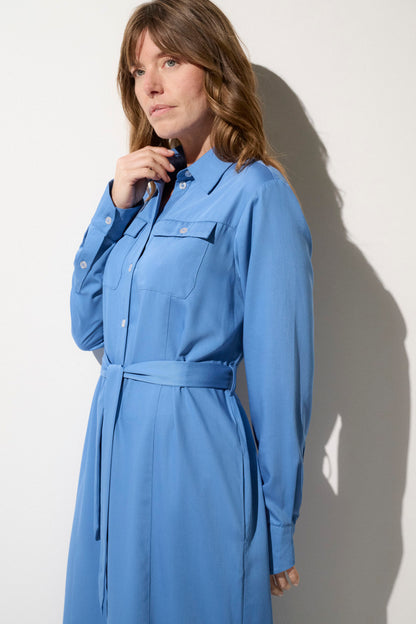 Robe chemise anti-UV bleue pour femme, légère et élégante, idéale pour la protection solaire lors des sorties en plein air.