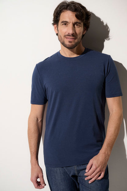 T-shirt anti-UV bleu marine pour homme, léger et confortable, offrant une protection solaire UPF 50+.