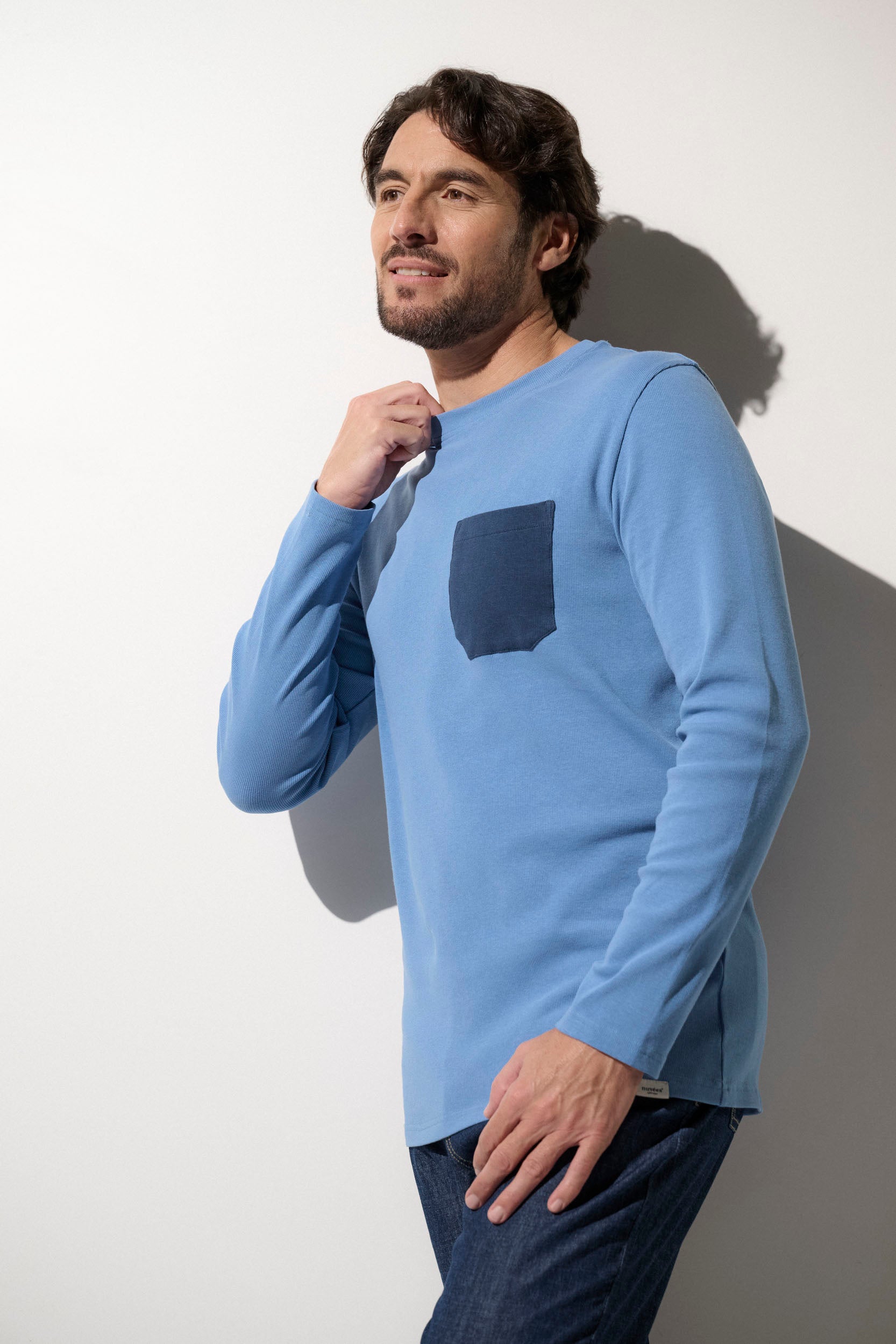 T-shirt anti-UV bleu pour homme, léger et respirant, offrant protection solaire UPF50+ pour une tenue décontractée.