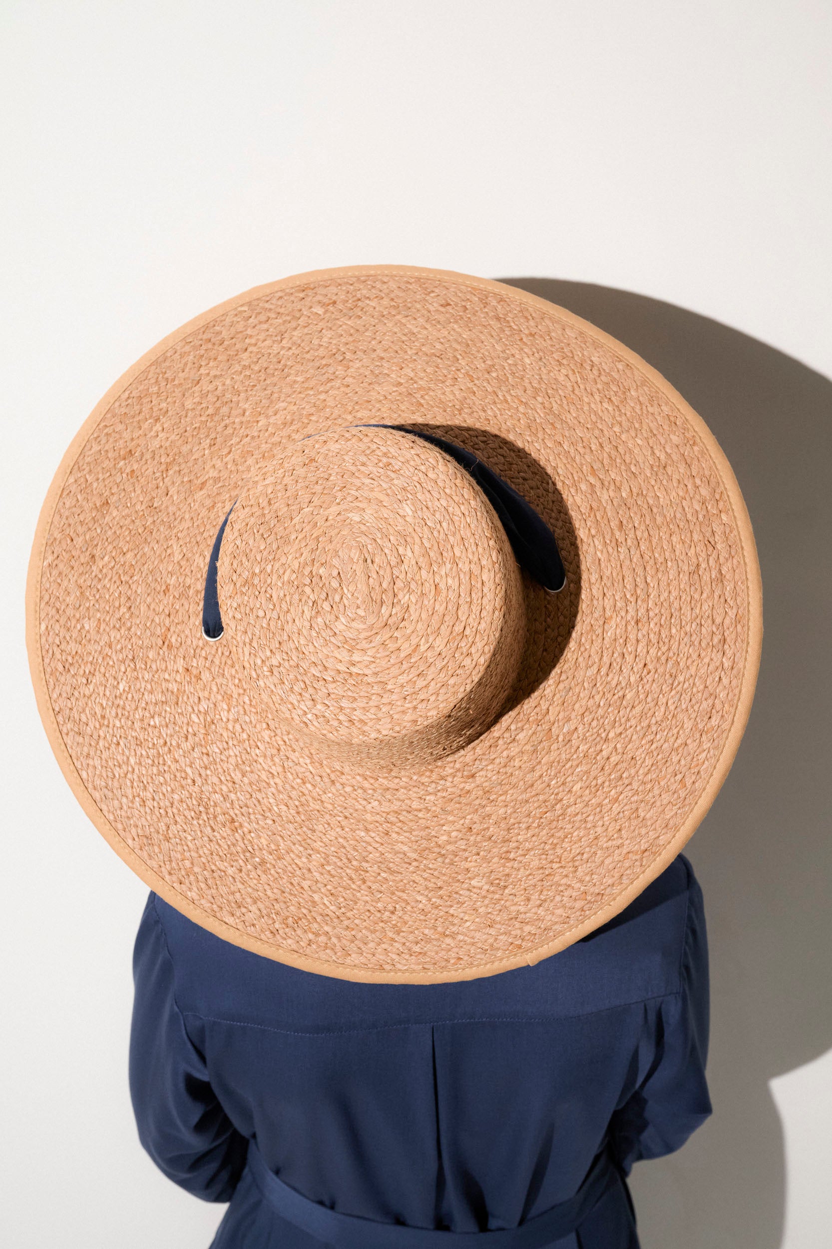 Chapeau anti-UV large en paille, élégant et léger, idéal pour la protection solaire lors des journées ensoleillées.