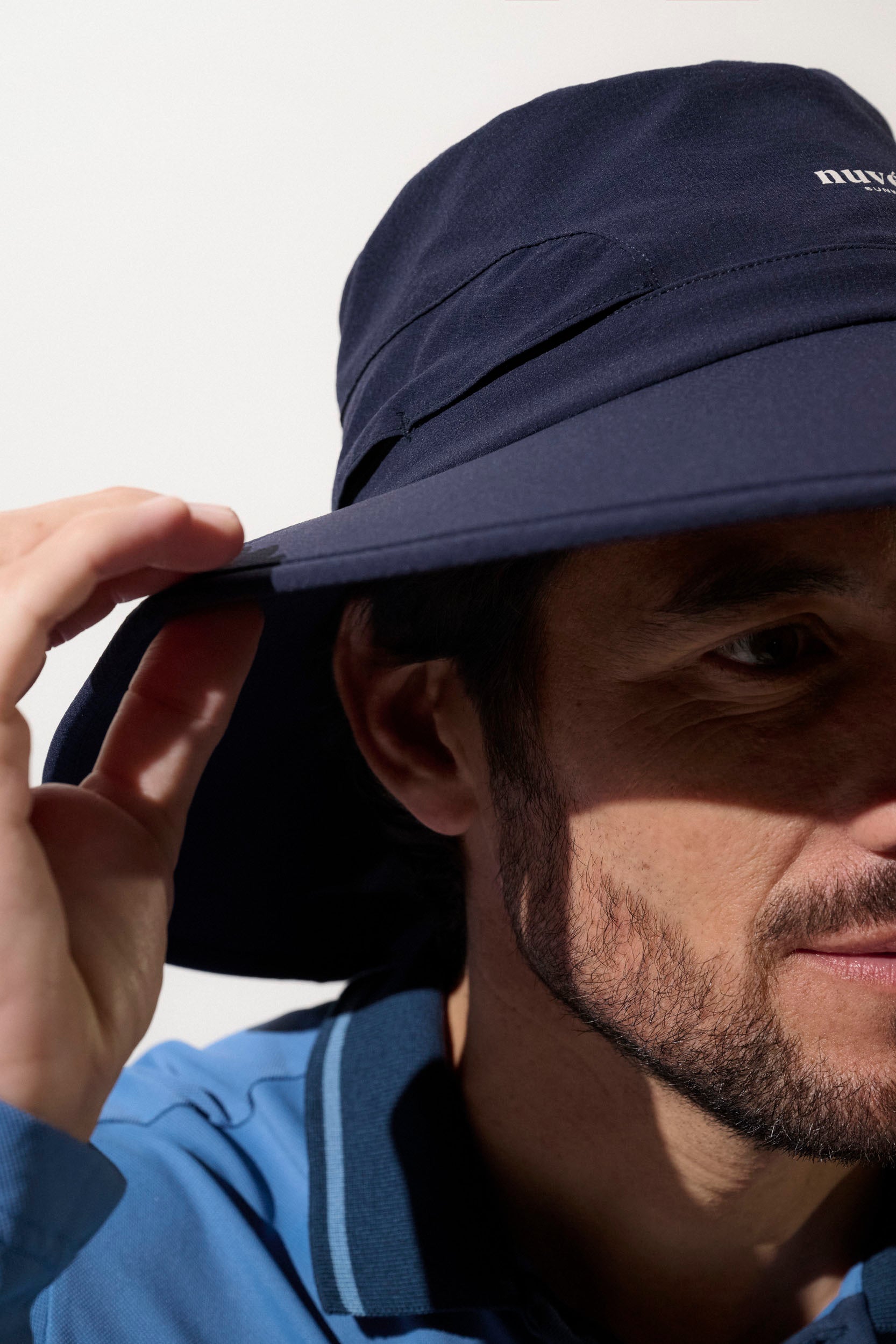 Chapeau anti-UV bleu pour homme, léger et respirant, offrant protection solaire UPF50+ pour le golf et les loisirs.