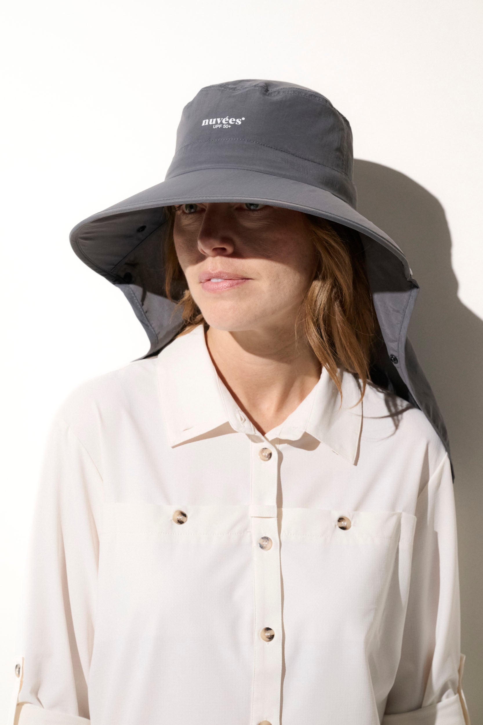 Chapeau anti-UV gris UPF 50+ pour femme, idéal pour se protéger du soleil lors d'activités extérieures.