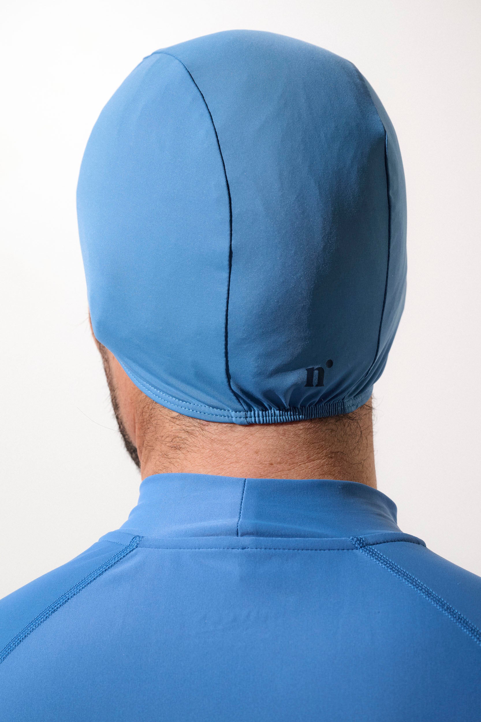 Bonnet de bain anti-UV bleu pour homme, offrant une protection solaire UPF50+ pour le cuir chevelu et les oreilles.