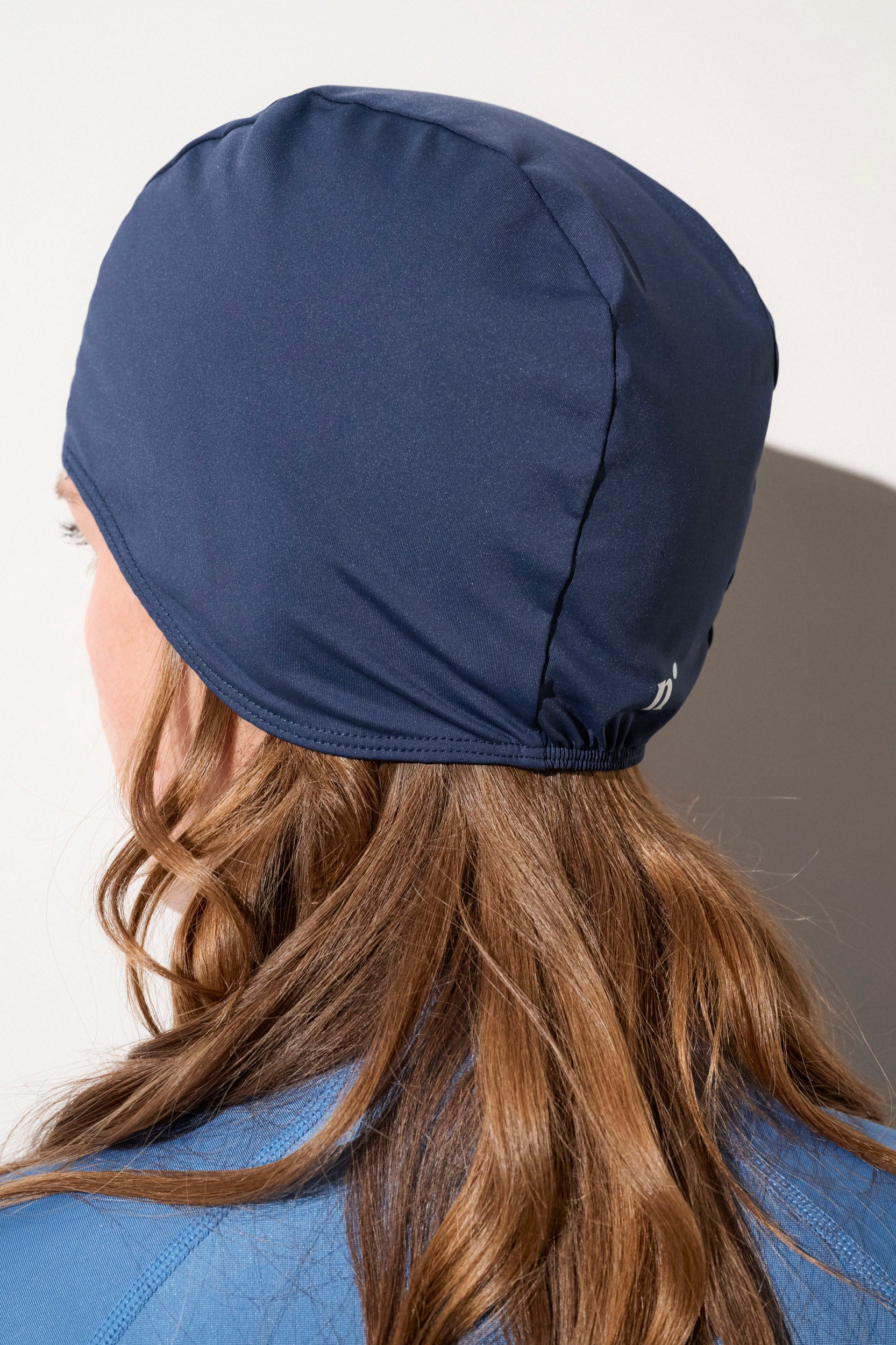 Bonnet de bain anti-UV pour femme, protection solaire UPF50+, en tissu léger, idéal pour les activités nautiques.