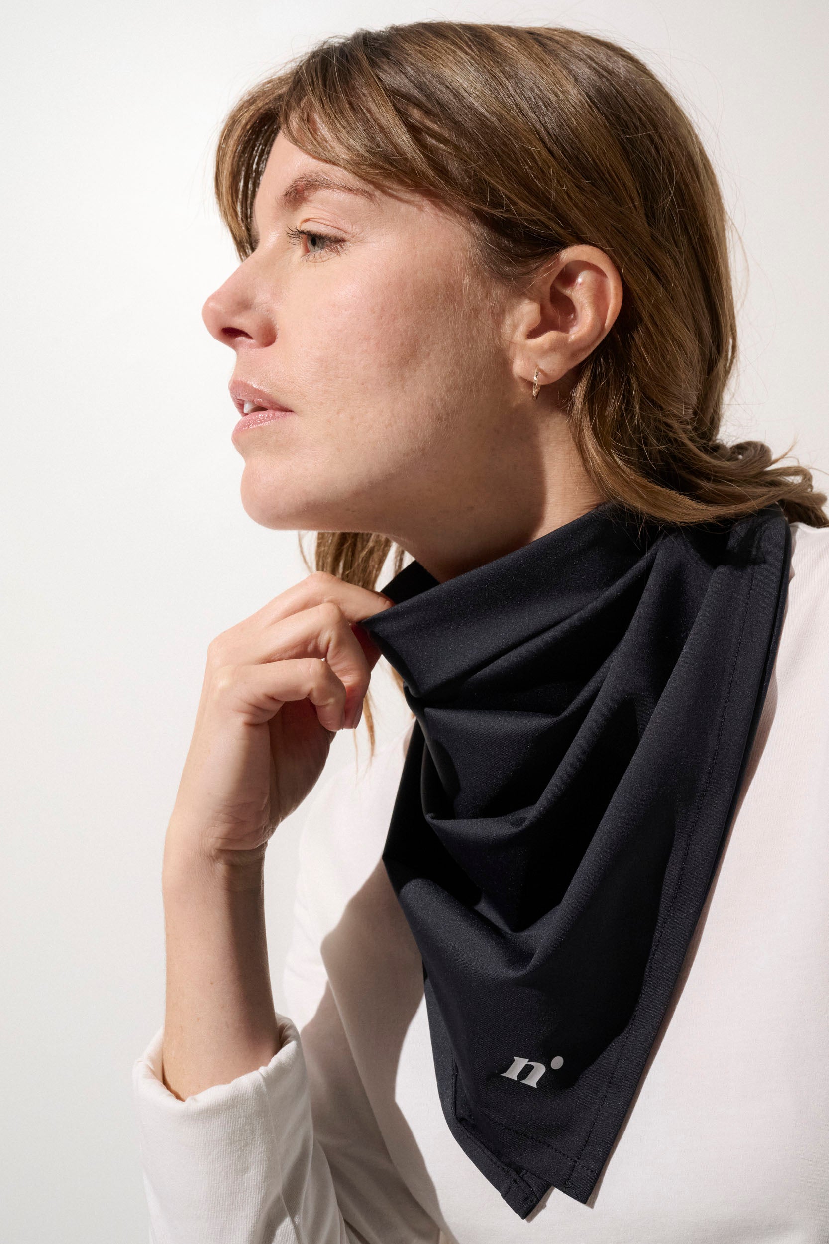 Bandana anti-UV noir pour femme, léger et élégant, offrant une protection solaire UPF50+ pour les activités de plein air.