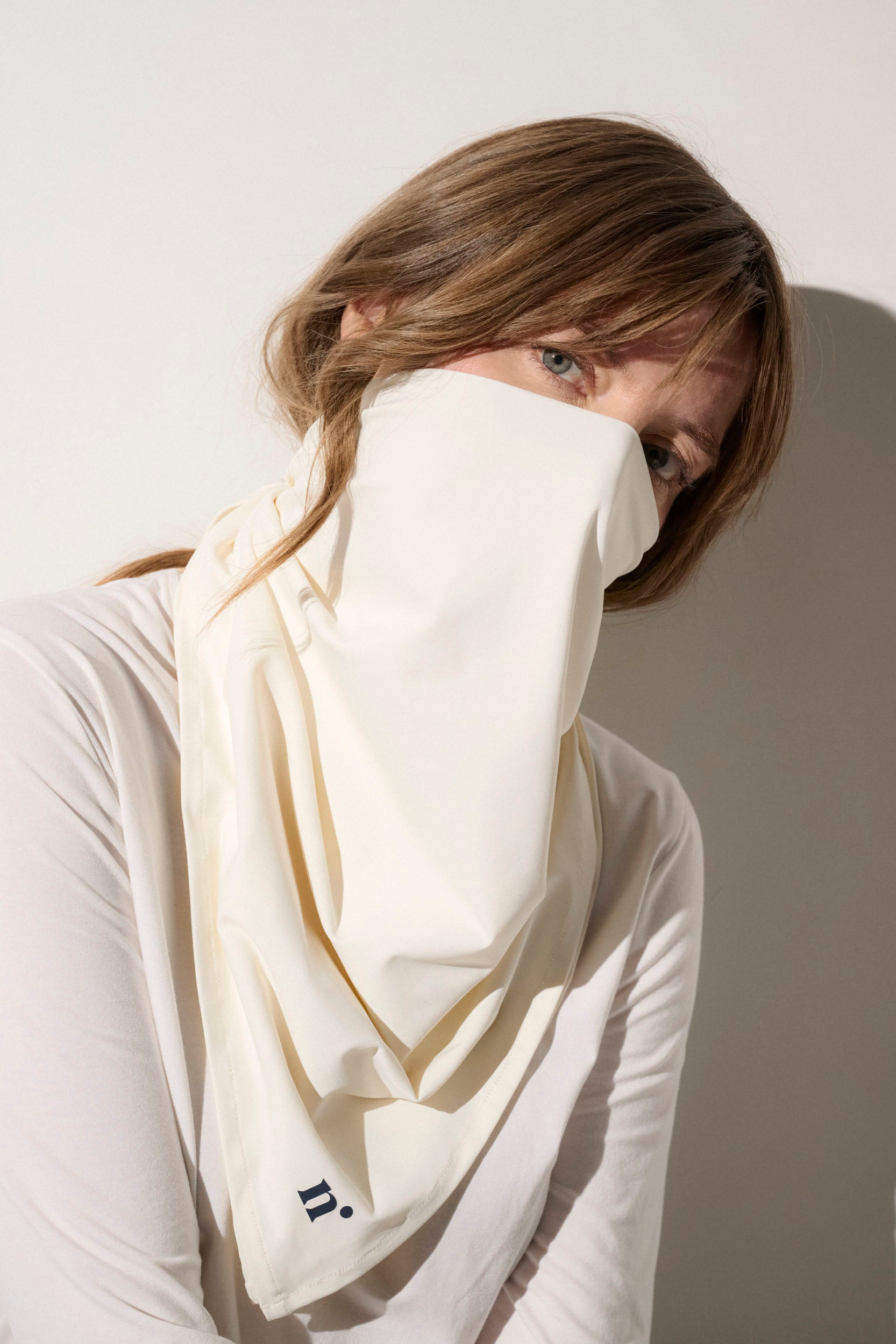 Bandana anti-UV beige pour femme, léger et respirant, offrant une protection solaire UPF50+ pour les activités de plein air.