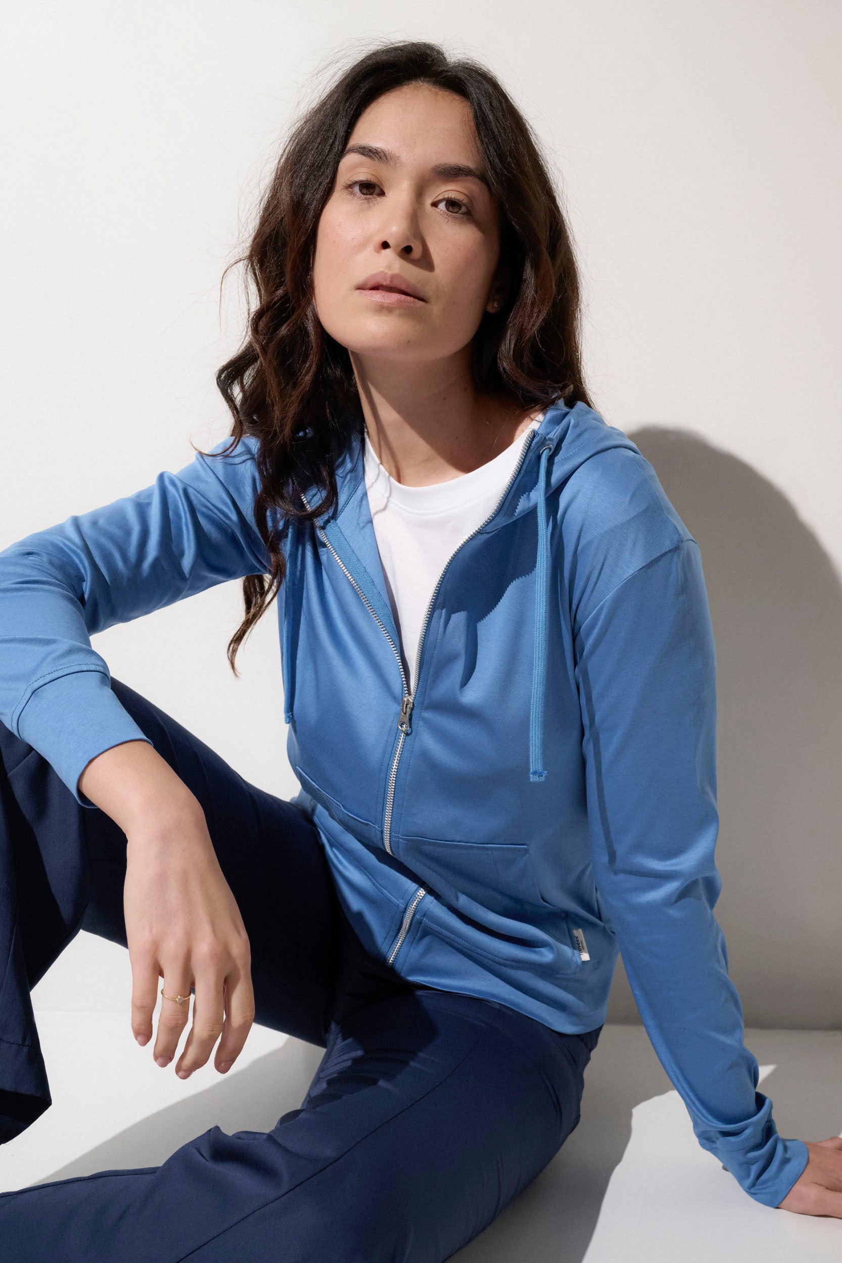 Sweat-shirt anti-UV bleu pour femme, léger et confortable, offrant protection solaire UPF50+ pour activités décontractées.