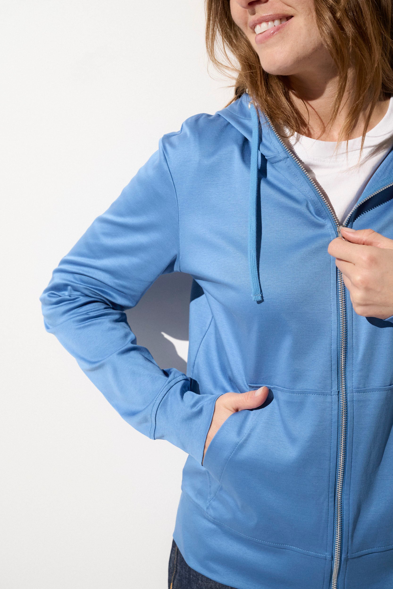 Sweat-shirt anti-UV bleu pour femme, respirant et élégant, offrant une protection solaire UPF 50+ pour les activités en plein air.