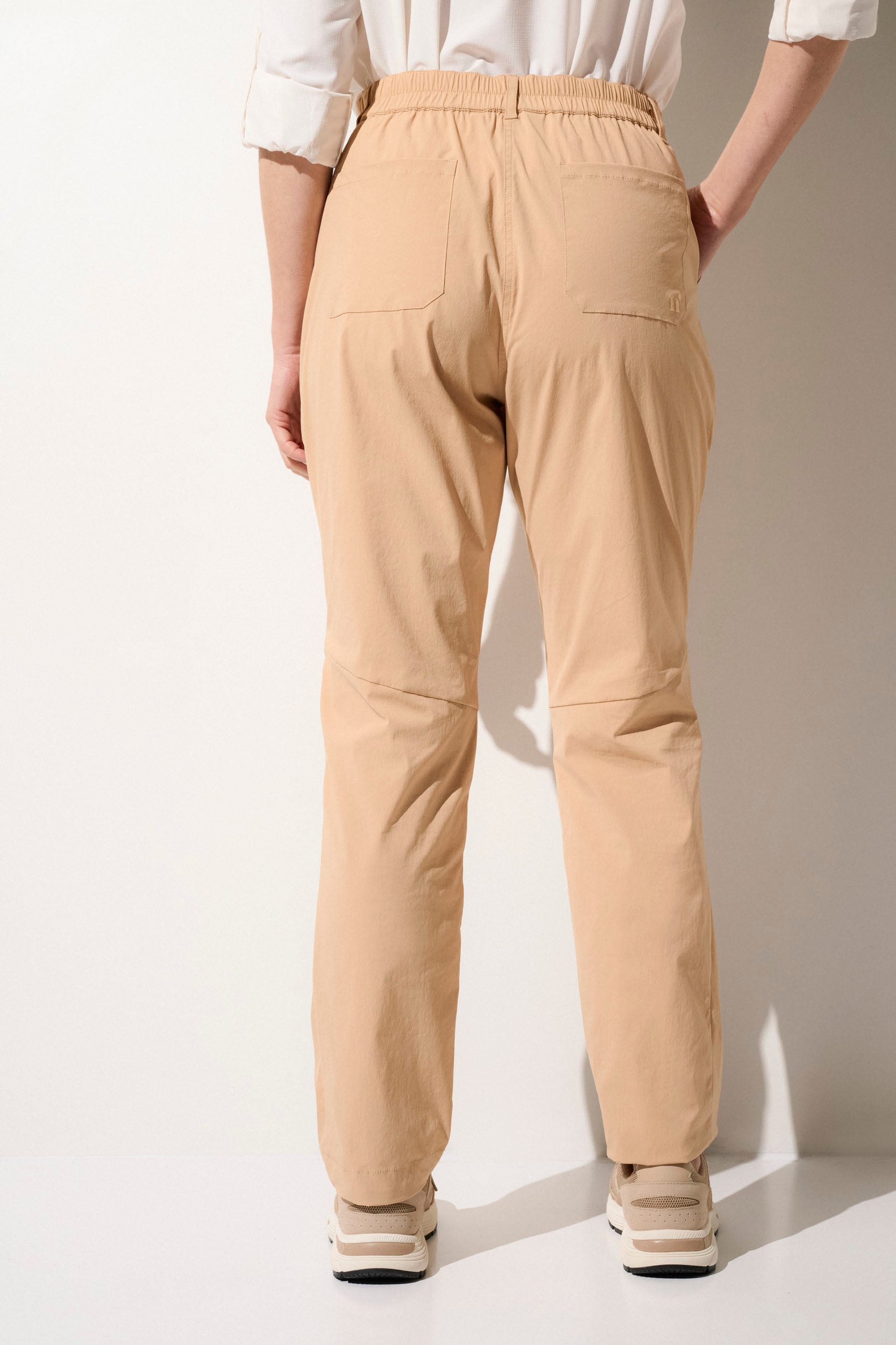 Pantalon anti-UV beige UPF50+ pour femme, léger et confortable, parfait pour les activités en plein air.