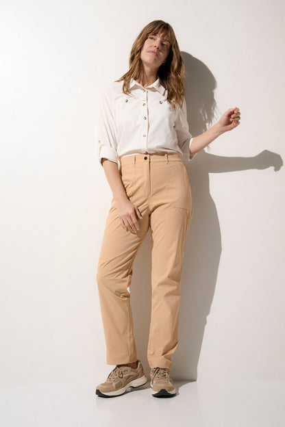 Pantalon anti-UV beige UPF50+ pour femme, léger et confortable, parfait pour les activités en plein air.