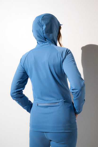 Veste anti-UV bleu pour femme avec capuche, légère et respirante, offrant protection solaire UPF50+ idéale pour activités en plein air.