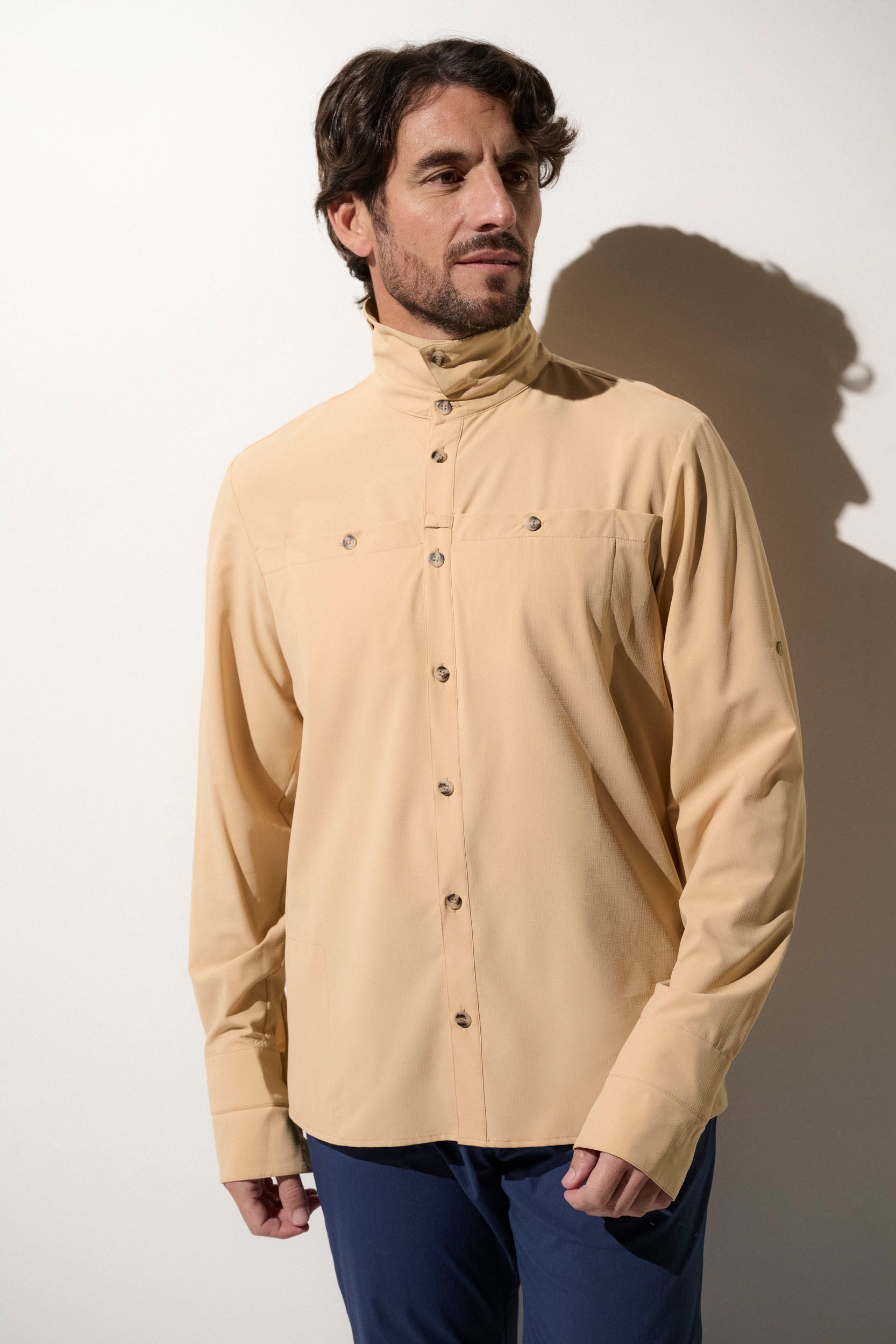 Chemise anti-UV beige pour homme, légère et respirante, offrant une protection solaire UPF50+ pour les activités en plein air.