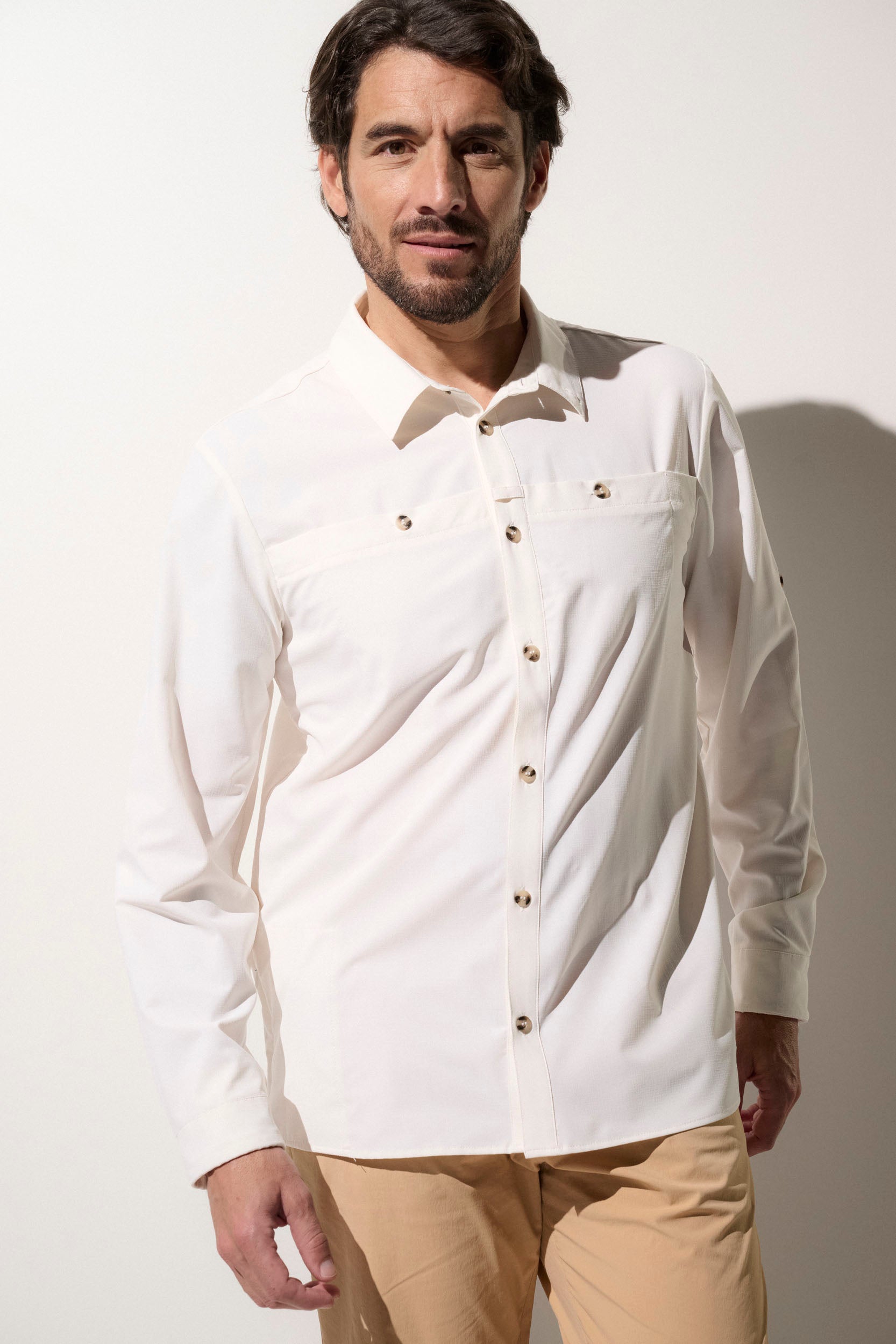 Chemise anti-UV blanche pour homme, légère et confortable, idéale pour les activités en extérieur et UPF 50+.