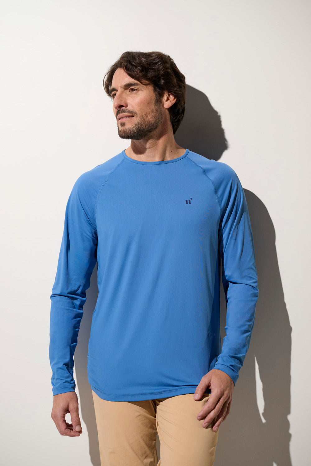 T-shirt anti-UV bleu pour homme, léger et respirant, offrant une protection solaire UPF50+ pour activités en plein air.