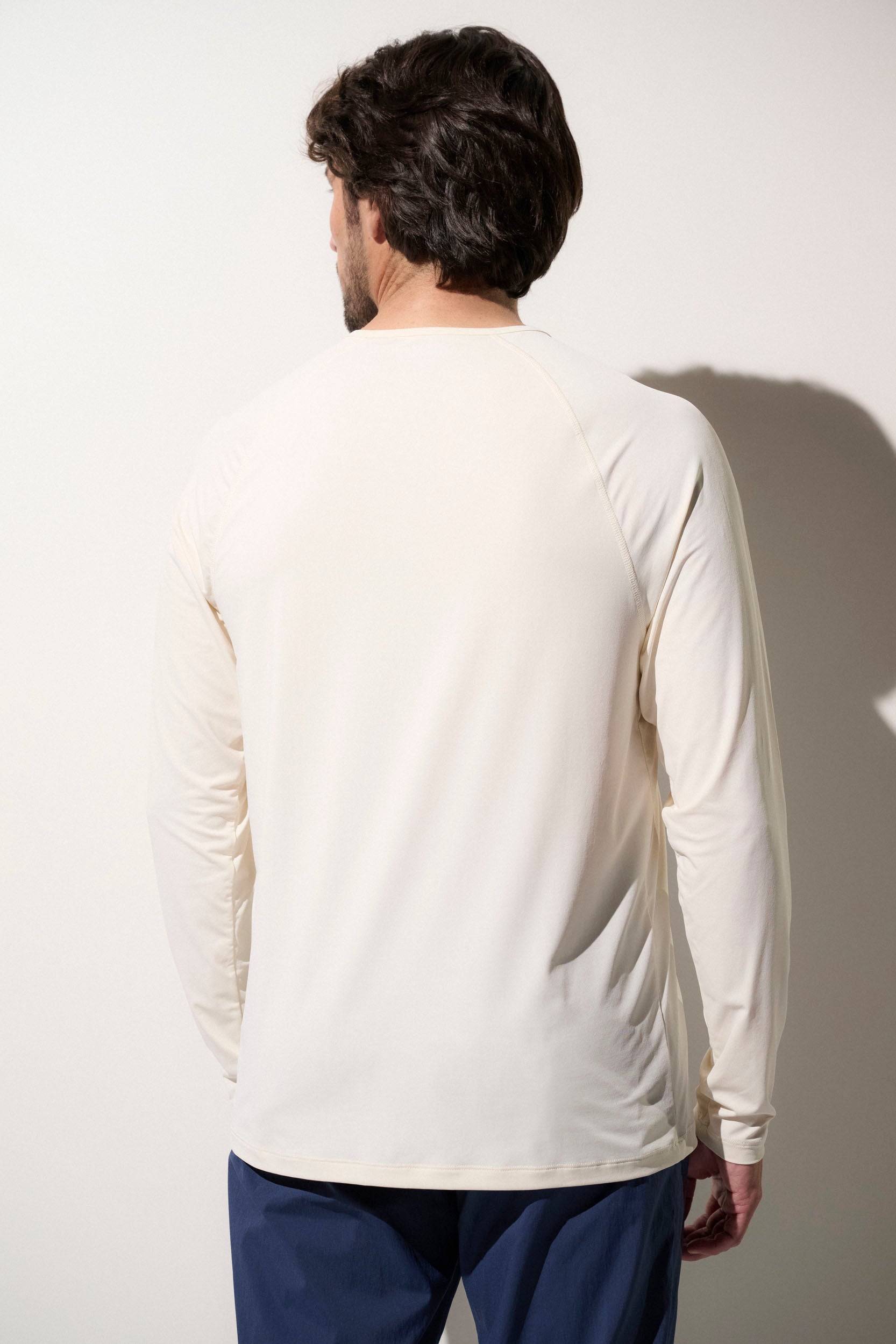 T-shirt anti-UV manches longues pour homme, coloris crème, léger et UPF 50+, parfait pour les activités en plein air.