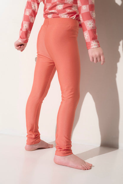 Legging de bain anti-UV rose pour fille, tissu léger et respirant, certifié UPF 50+, idéal pour les activités aquatiques.