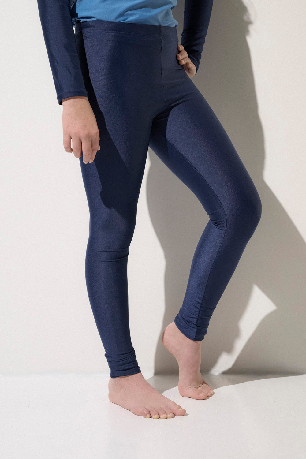 Legging de bain anti-UV pour enfants, bleu nuit, léger et UPF 50+ pour protéger la peau au soleil.