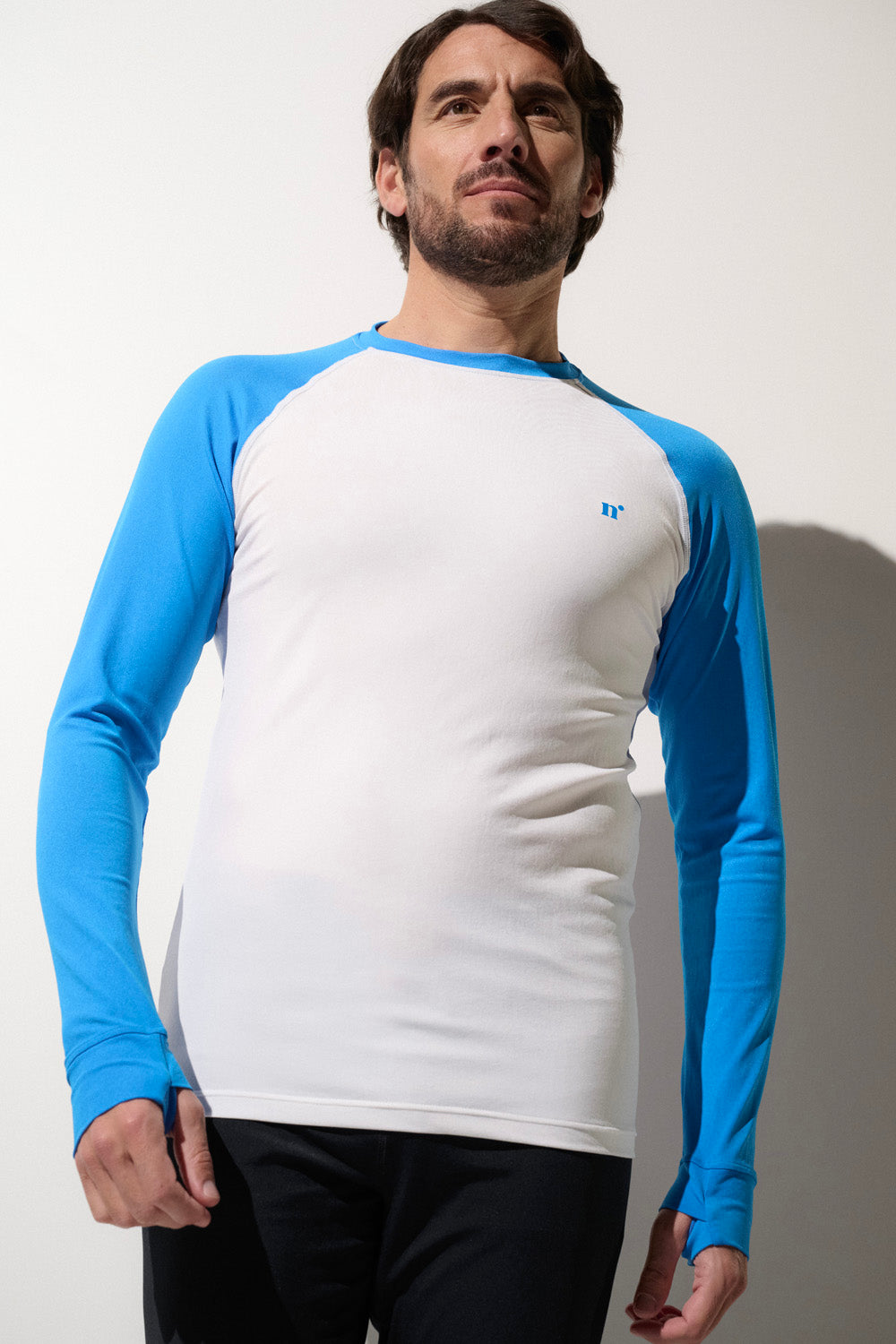 T-shirt de bain anti-UV blanc et bleu pour homme, UPF 50+, idéal pour les activités aquatiques ensoleillées.