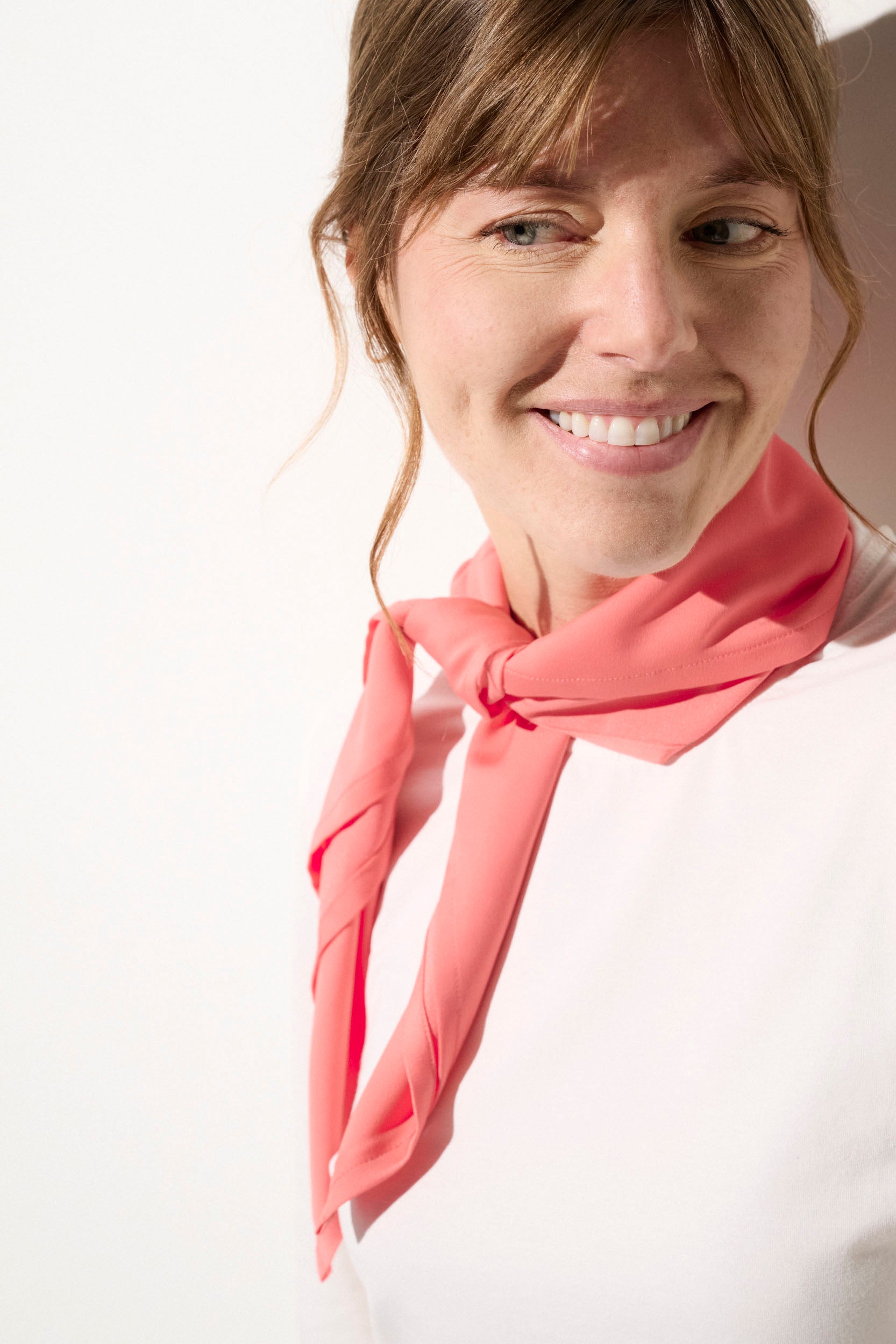 Foulard anti-UV rose pour femme, élégant et polyvalent, idéal pour protéger du soleil tout en restant chic. UPF 50+.