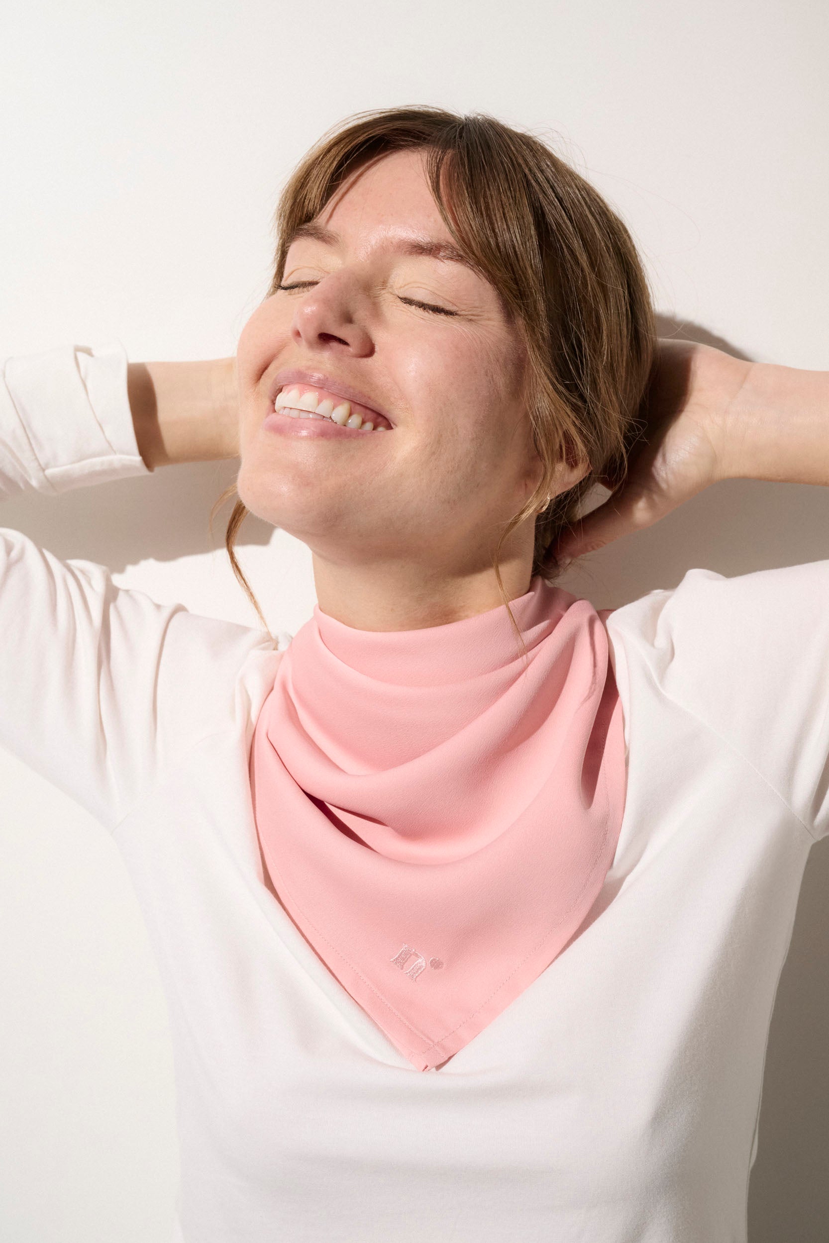 Foulard anti-UV rose pour femme, élégant et léger, offrant une protection solaire UPF 50+ pour les journées ensoleillées.