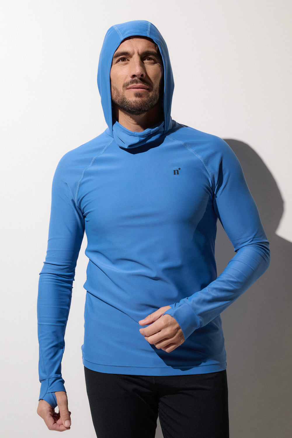 Sweat-shirt de bain anti-UV bleu pour homme, à capuche et UPF 50+, idéal pour activités nautiques et protection solaire.