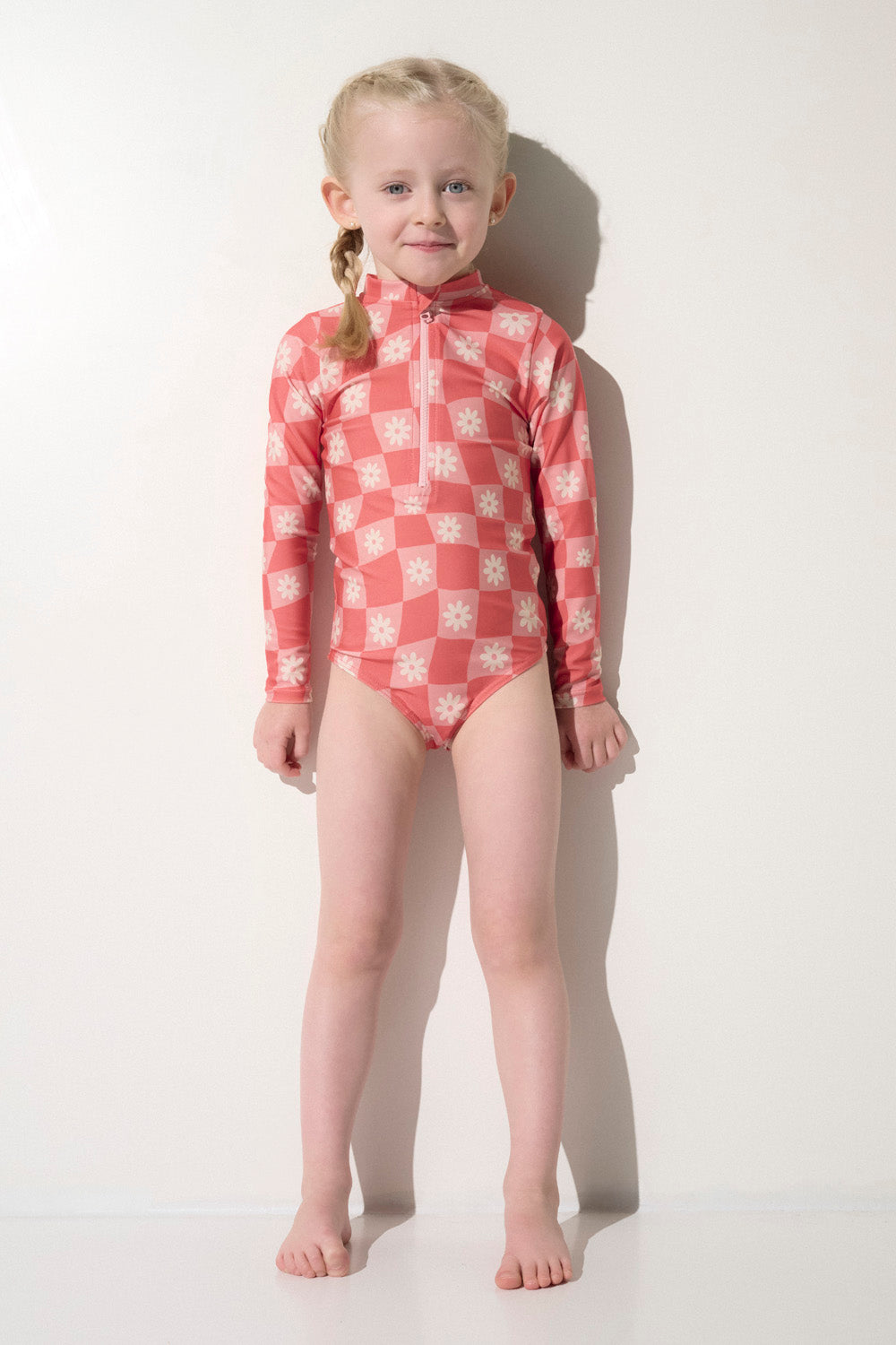 Maillot de bain anti-UV pour fille, à manches longues, motif à carreaux, UPF 50+, idéal pour jeux aquatiques.