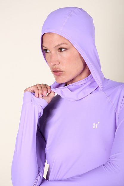 T-shirt de bain anti-UV violet pour femme, manches longues et capuche pour protection solaire UPF50+.