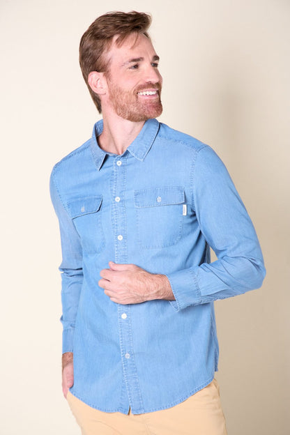 Chemise anti-UV en denim clair pour homme, légère et élégante, offrant une protection solaire UPF40+.