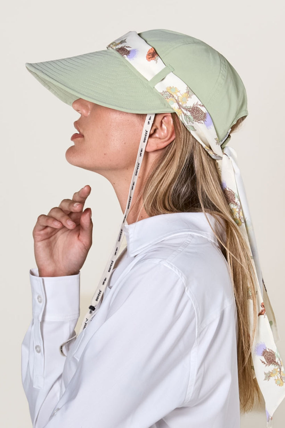 Casquette anti-UV Herbe Fraîche pour femme, idéale pour la plage avec visière large et ruban élégant.