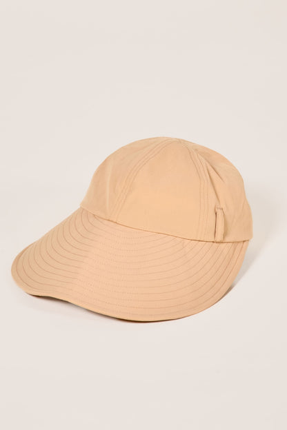 Casquette anti-UV beige pour femme, avec grande visière UPF50+, idéale pour la protection solaire au quotidien.