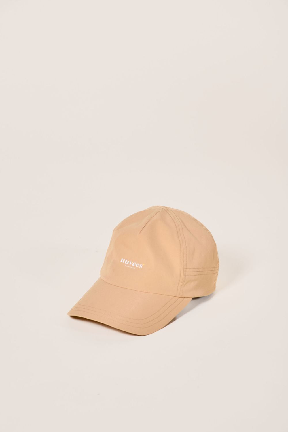 Casquette anti-UV femme beige, légère et élégante, offrant protection solaire UPF 50+ pour toutes vos activités extérieures.