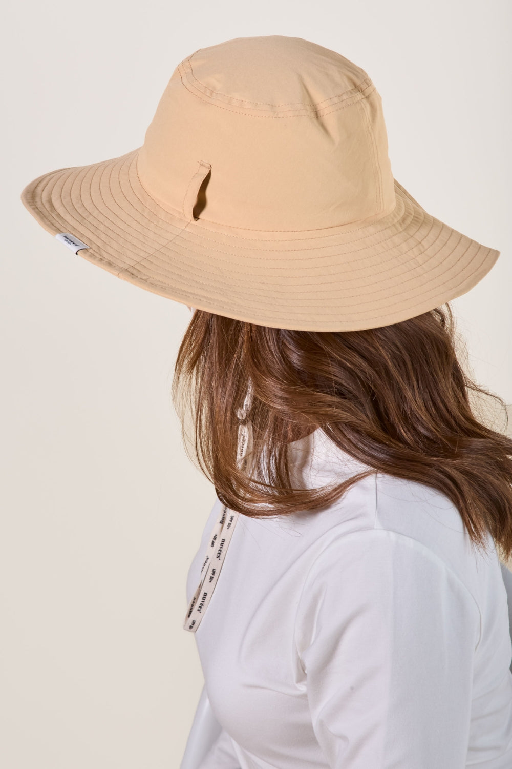 Chapeau anti-UV Café Glacé pour femme, protection solaire efficace avec bord de 10 cm et ajustement confortable.