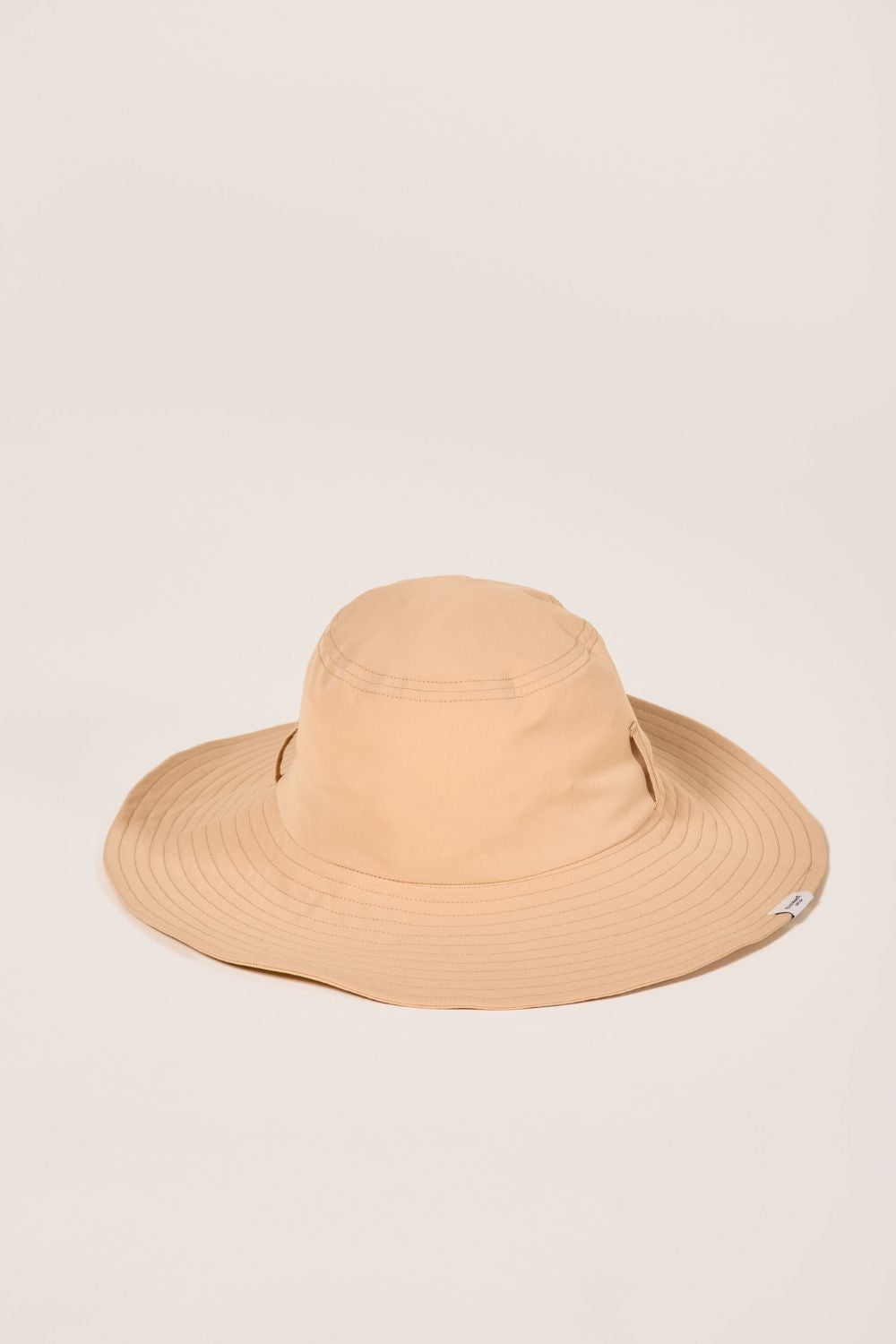 Chapeau anti-UV beige pour femme, protection solaire UPF50+, idéal pour la plage et les activités en plein air.