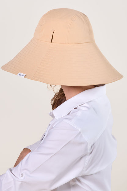 Chapeau anti-UV couleur Café Glacé, offrant une protection solaire élégante et confortable.