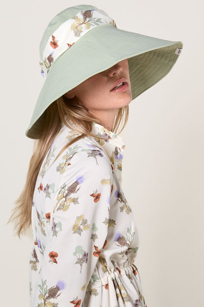 Chapeau anti-UV vert Herbe Fraîche pour femme, offrant protection solaire avec un style élégant.