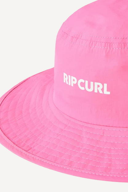 Chapeau de bain rose anti-UV UPF 50+ de Rip Curl, idéal pour la plage et les activités en plein air.