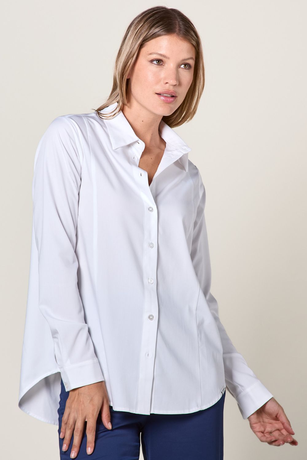 Chemise longue anti-UV blanche pour femme, élégante avec protection solaire UPF50+, idéale pour une journée ensoleillée.