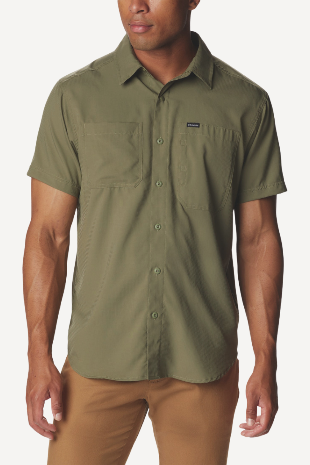 Chemise anti-UV vert olive pour homme, légère et respirante, certifiée UPF50+ pour une protection solaire optimale.