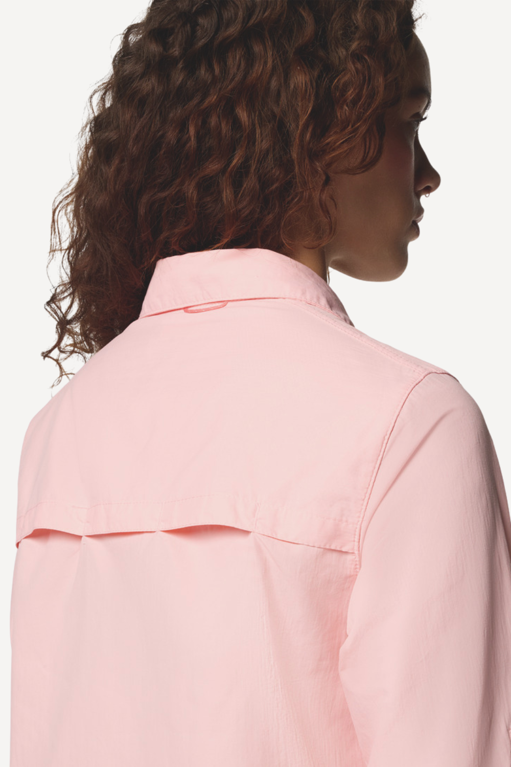 Chemise anti-UV rose pour femme, manches longues, légère et respirante, idéale pour la protection solaire.