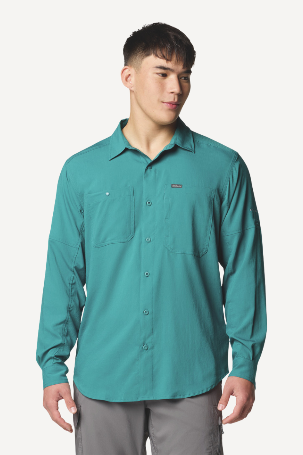 Chemise anti-UV turquoise pour homme, légère et respirante, certifiée UPF50+ pour une protection solaire efficace.