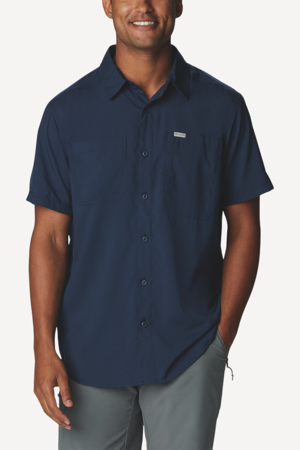 Chemise anti-UV bleue pour homme, légère et respirante, certifiée UPF50+, idéale pour les activités en plein air.