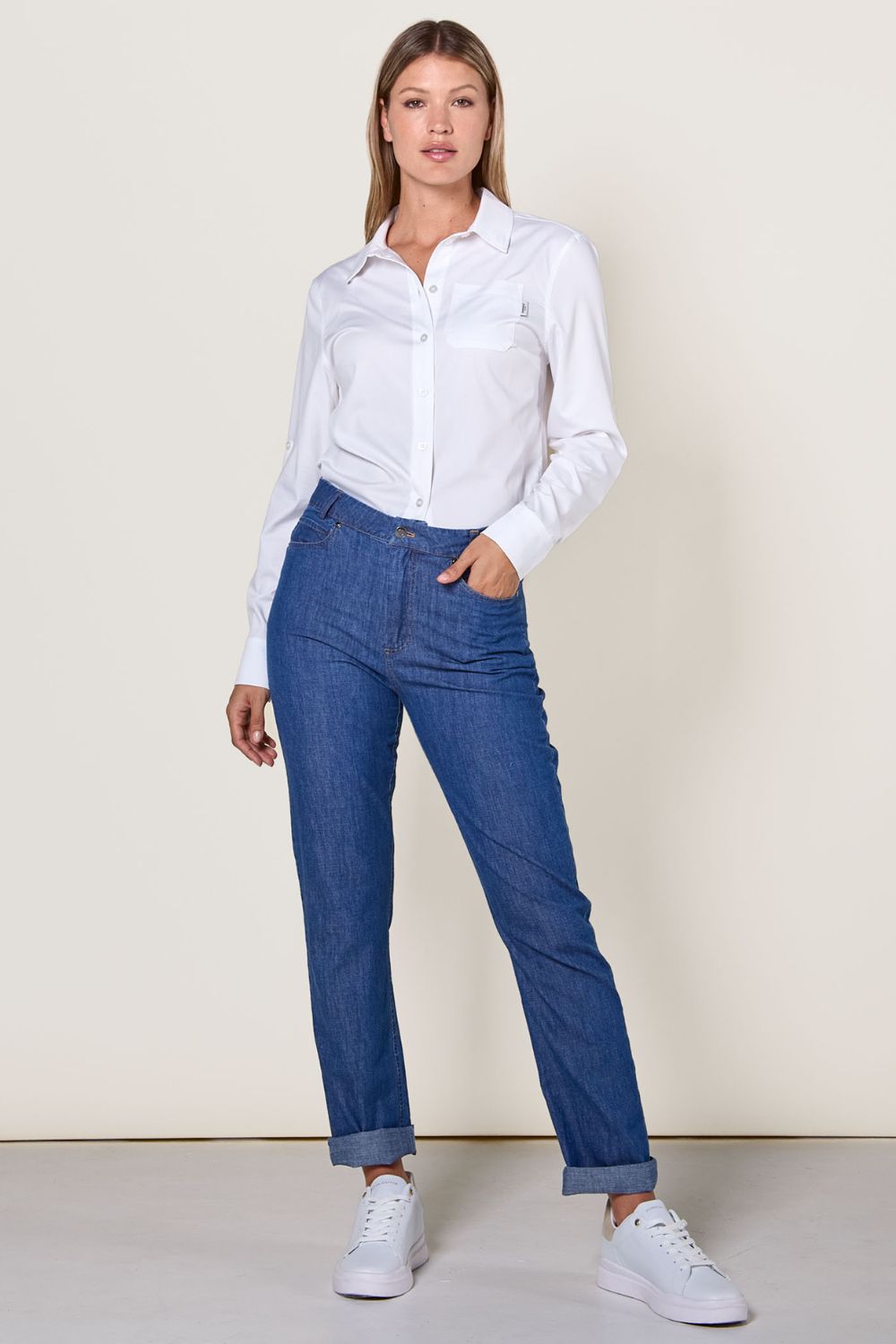 Femme portant un jean anti-UV bleu UPF 50+, élégant et léger, idéal pour une protection solaire quotidienne.