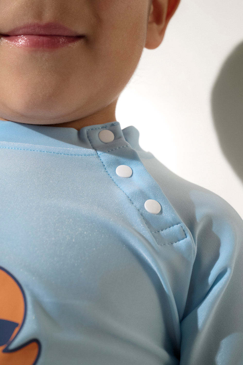 T-shirt de bain anti-UV bleu pour enfant, manches longues, UPF 50+, idéal pour jouer au soleil en toute sécurité.