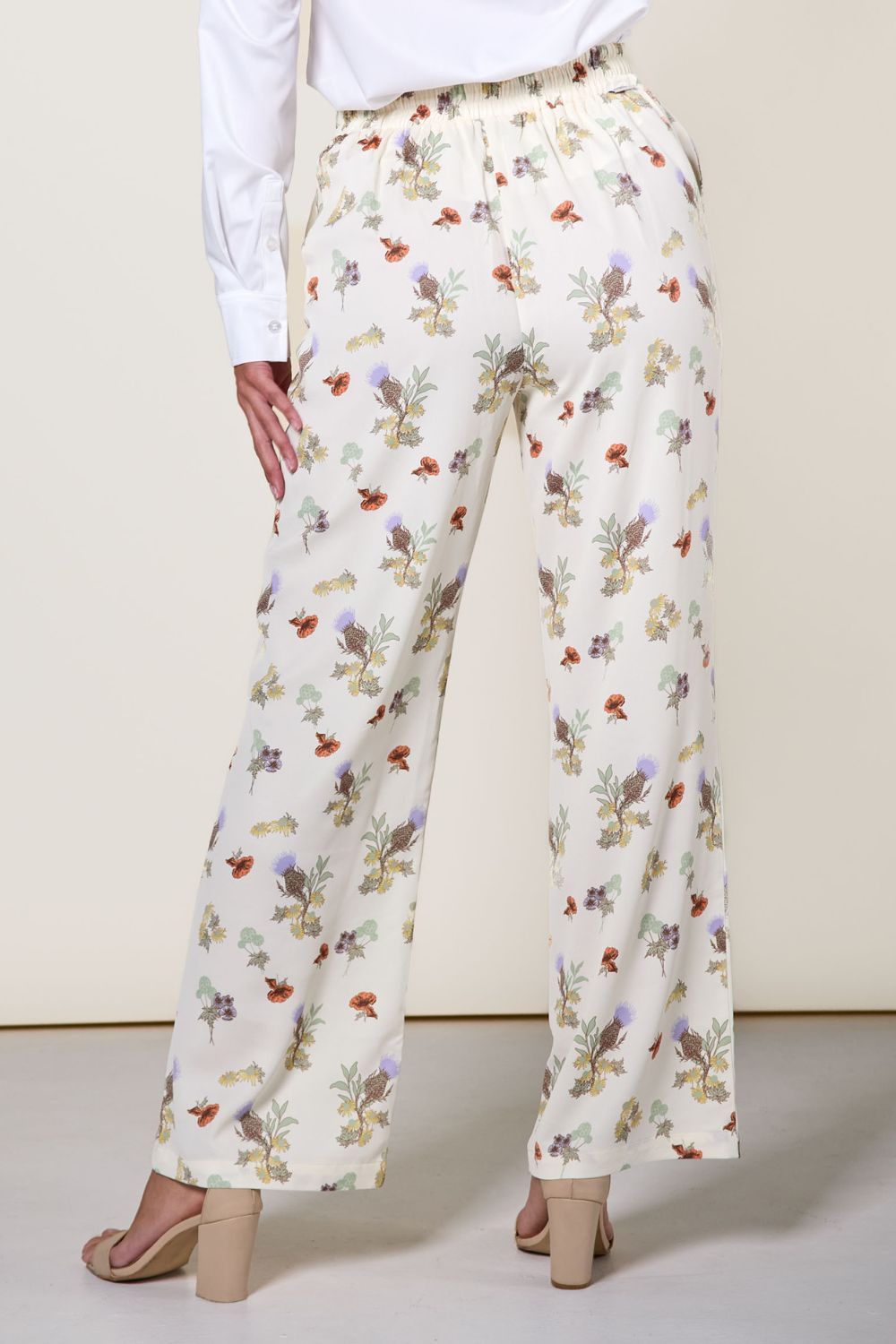 Pantalon anti-UV floral pour femme, léger et élégant, offrant protection UPF 50+ pour les sorties estivales.