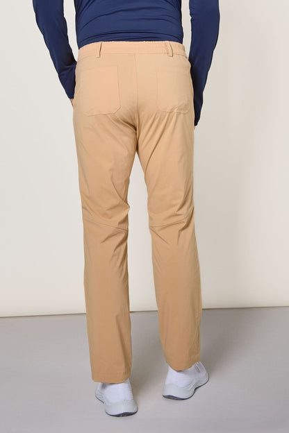 Pantalon anti-UV beige pour homme, confortable et léger, offrant protection solaire UPF50+ pour toutes les activités.