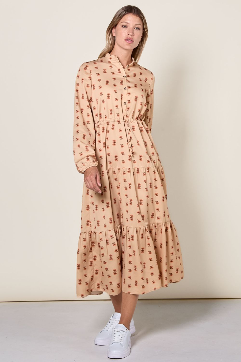 Robe longue anti-UV pour femme, motif coquelicots, élégant et confortable, certifiée UPF 50+, portée avec des baskets.